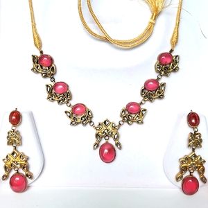 Statement costume jewelery set: necklace and earrings for peirced ears.